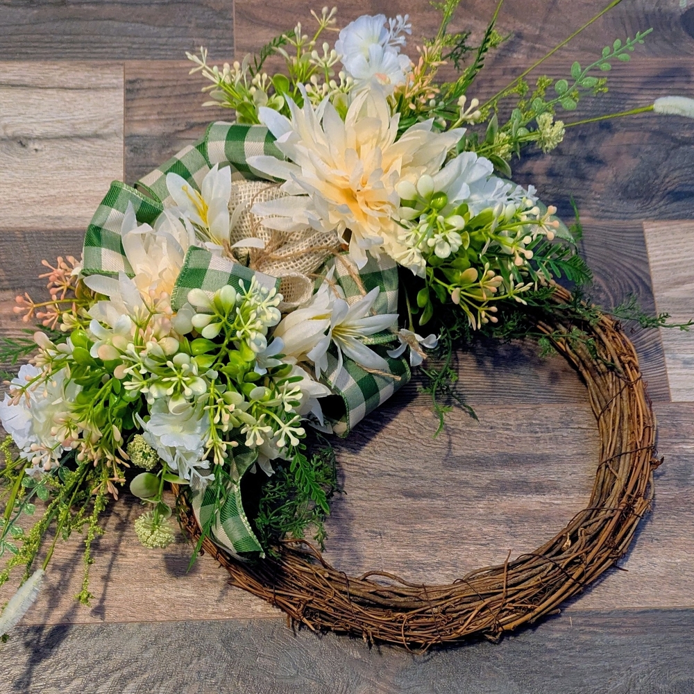 Elegant Floral Wreath with Green Accents - Picture 3 of 8